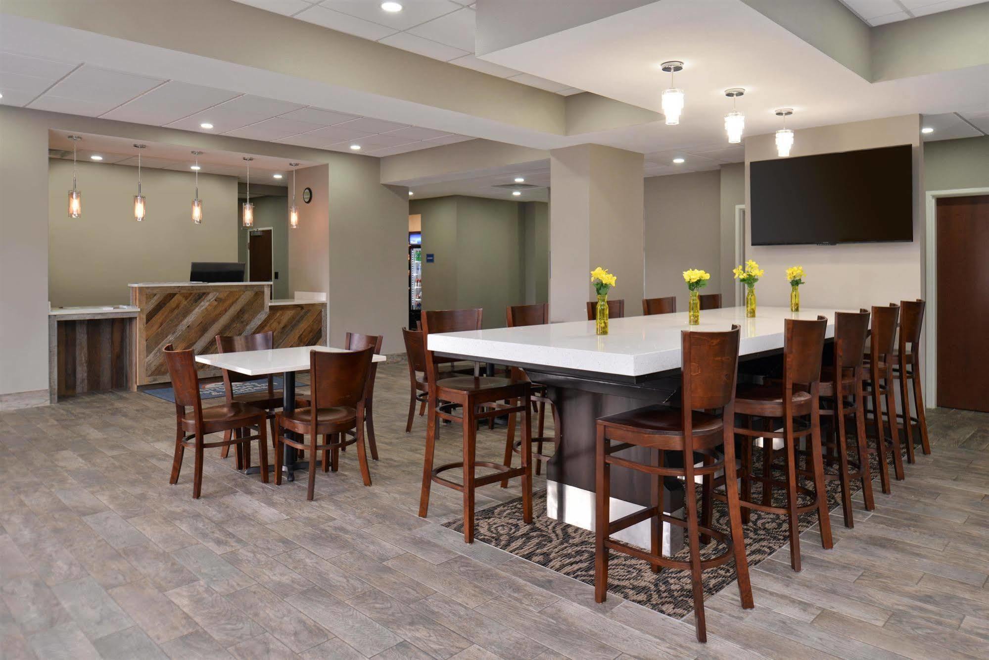 Americas Best Value Inn & Suites Хорн Лейк Екстериор снимка